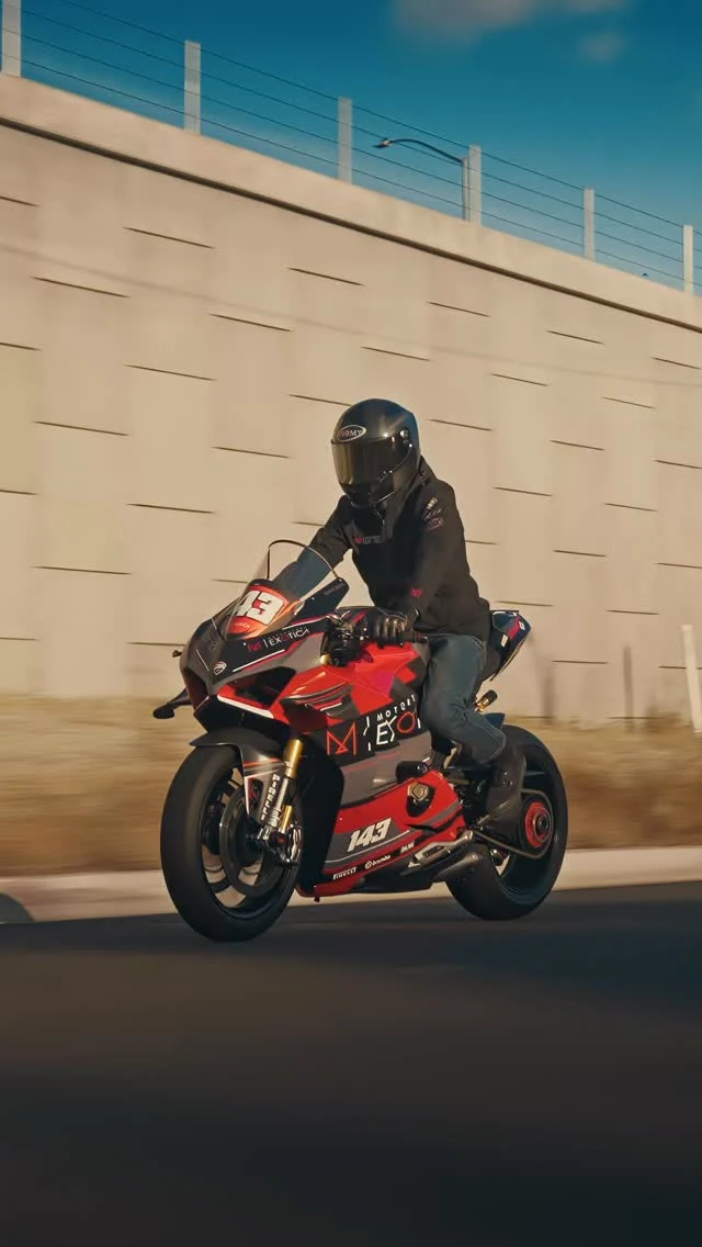 These boots ain’t made for walkin’…

•
•
•
•

#Ducati #DucatiV4R #RaceBike #Superbike #TrackDay #MotorcycleRacing #CarbonFiber #MotoLife #AdrenalineRush #Motorsport